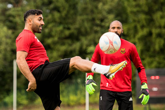 Östersunds Saman Ghoddos och målvakt Aly Keita