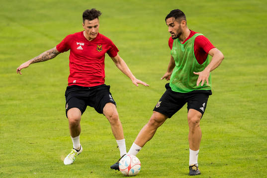 Östersunds Jamie Hopcutt och Sotirios Papagiannopoulus