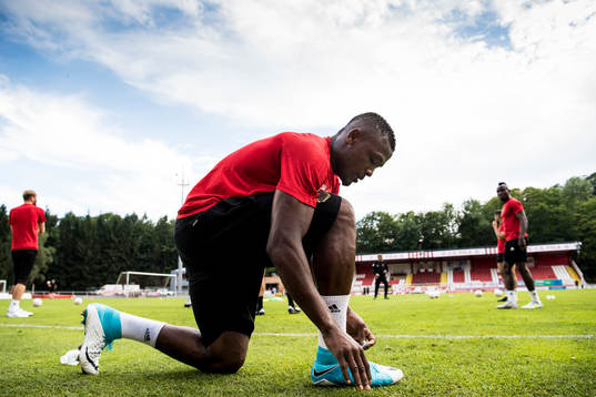 Östersunds Salisu Abdullahi Gero knyter skorna