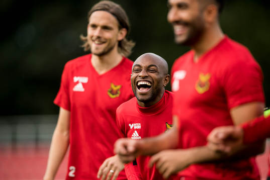 Östersunds Fouad Bachirou skrattar