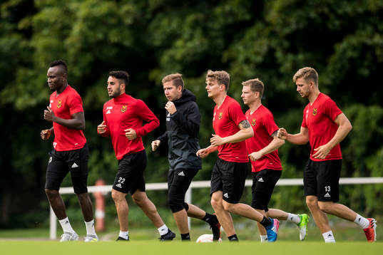 Östersunds spelare värmer upp
