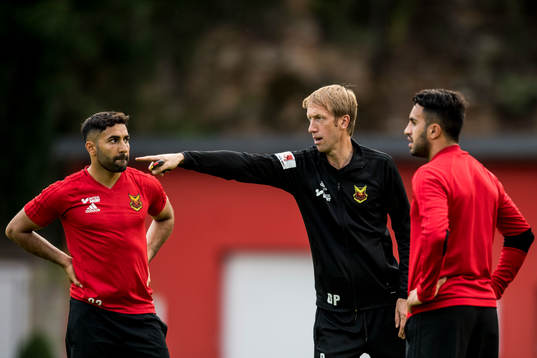 Östersunds tränare Graham Potter i samtal med Saman
