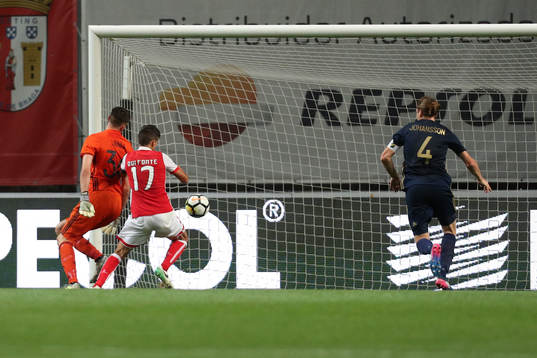 Rui Fonte forward of SC Braga (R) score a goal with Oscar
