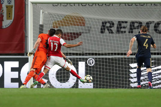 Rui Fonte forward of SC Braga (R) score a goal with Oscar