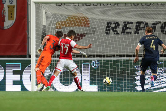 Rui Fonte forward of SC Braga (R) score a goal with Oscar