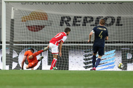 Rui Fonte forward of SC Braga (R) score a goal with Oscar