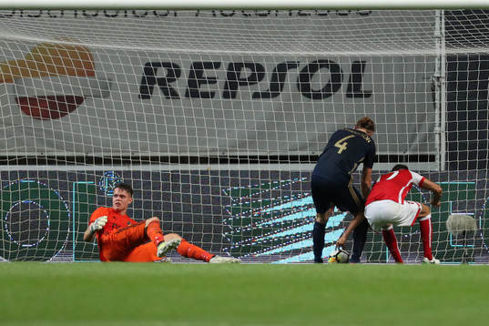 Rui Fonte forward of SC Braga (R) score a goal with Oscar