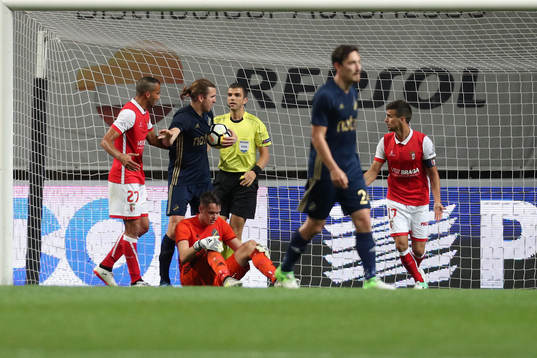 Rui Fonte forward of SC Braga (R) score a goal with Oscar