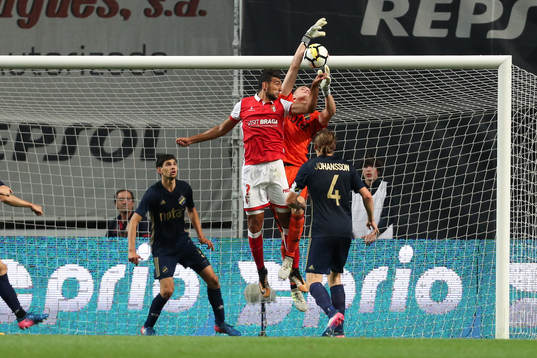 Ahmed Hassan forward of SC Braga (C) vies with Oscar Linner