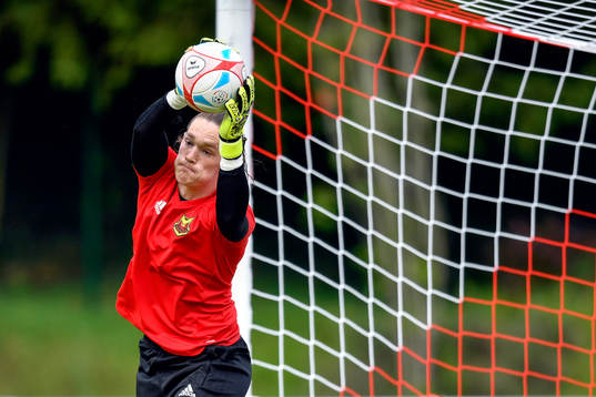 Östersunds målvakt Andrew Robert Mills värmer upp