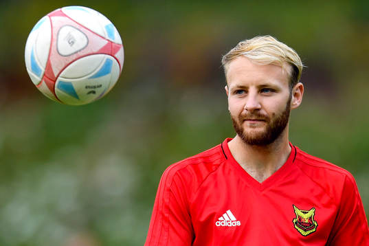 Östersunds Curtis Edwards värmer upp