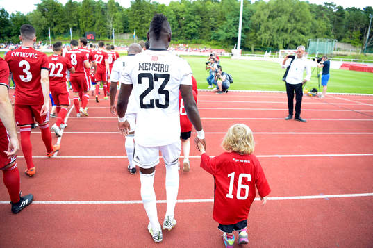 Östersunds Samuel Mensiro gör entre