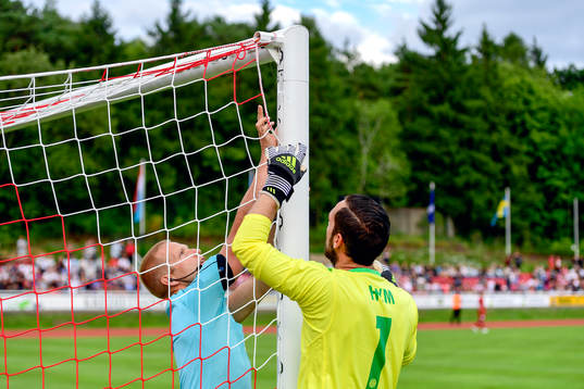 FC Fola Esch målvakt Thomas Hym hjälper domaren att