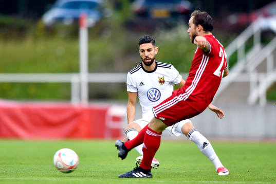 Östersunds Gabriel Somi och FC Fola Esch Enis Saiti