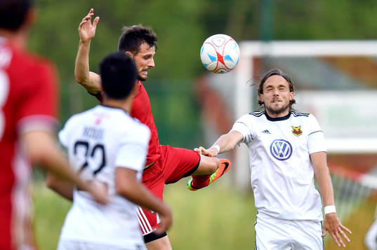 FC Fola Esch Stefano Bensi och Östersunds Tom Pettersson