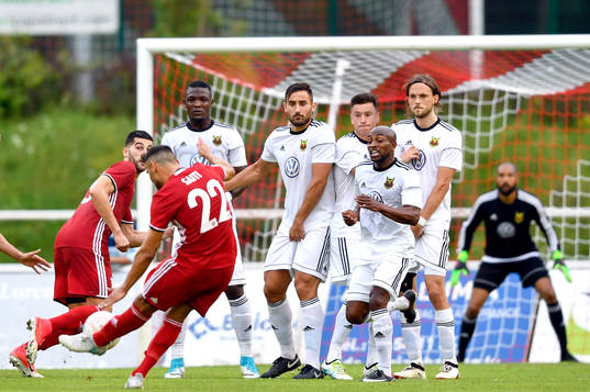 FC Fola Esch Enis Saiti skjuter en frispark mot Östersunds