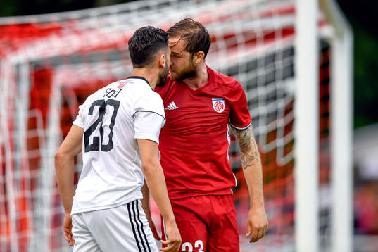 Östersunds Gabriel Somi och FC Fola Esch Tom Laterza