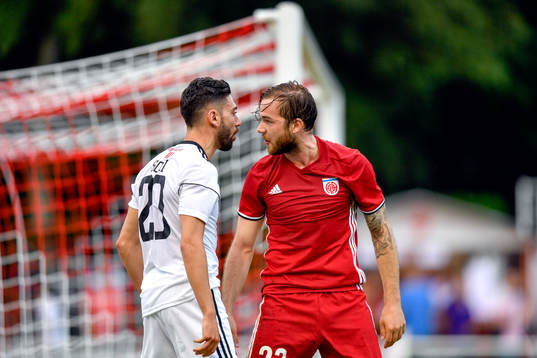Östersunds Gabriel Somi och FC Fola Esch Tom Laterza i en