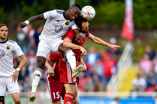Östersunds Samuel Mensiro och FC Fola Esch Veldin