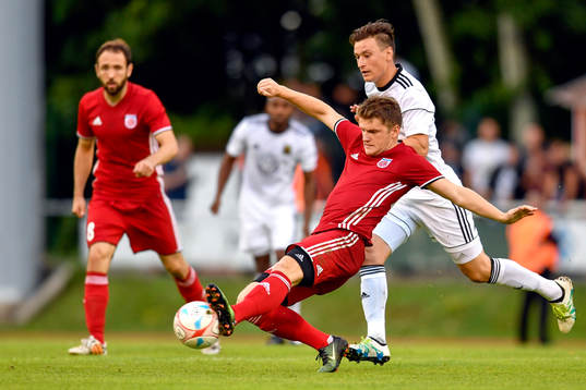 FC Fola Esch Michel Bechtold och Östersunds Jamie Hopcutt