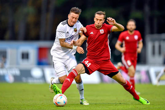 Östersunds Jamie Hopcutt och FC Fola Esch Peter Chrappan