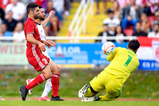 Östersunds Gabriel Somi gör 1-1 bakom FC Fola Esch Julien
