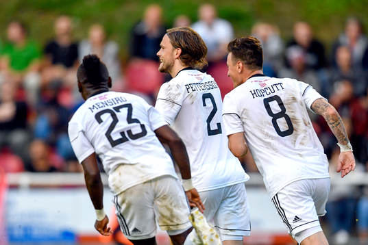 Östersunds Tom Pettersson jublar med lagkamrater