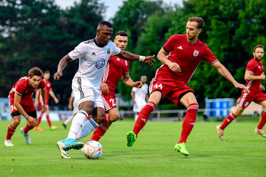 Östersunds Salisu Abdullahi Gero och FC Fola Esch Peter