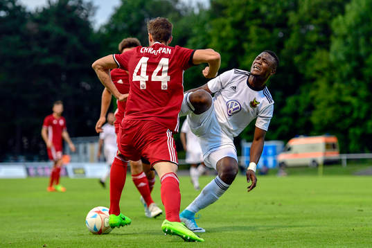 Östersunds Salisu Abdullahi Gero faller