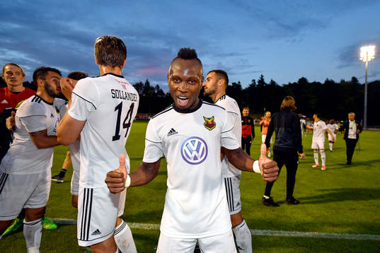 Östersunds Samuel Mensiro jublar