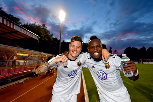 Östersunds Jamie Hopcutt och Samuel Mensiro jublar