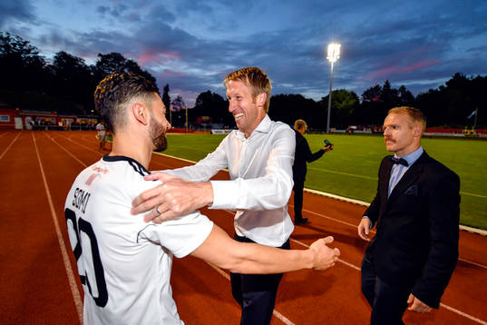 Östersunds Gabriel Somi och tränare Graham Potter jublar