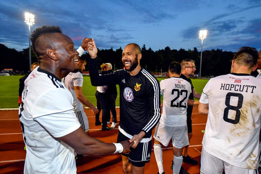 Östersunds Salisu Abdullahi Gero och målvakt Aly Keita
