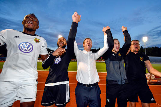 Östersunds tränare Graham Potter i mitten jublar
