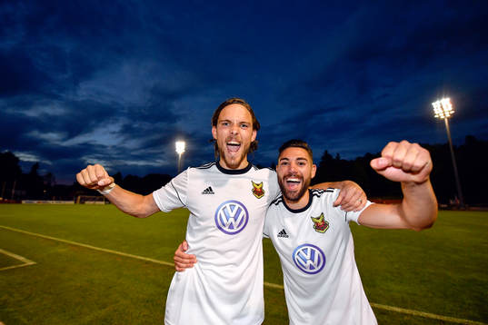 Östersunds målskyttar Tom Pettersson och Gabriel Somi