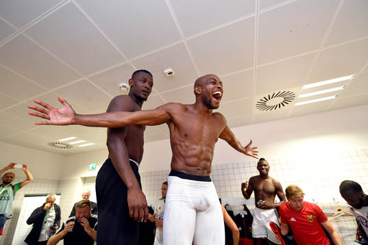 Östersunds Salisu Abdullahi Gero och Fouad Bachirou jublar