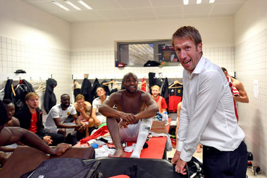 Östersunds tränare Graham Potter talar till laget i