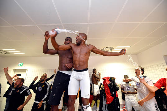 Östersunds Salisu Abdullahi Gero och Fouad Bachirou jublar