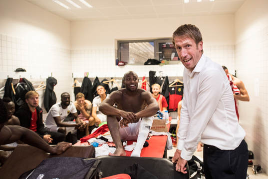 Östersunds tränare Graham Potter håller ett tal i