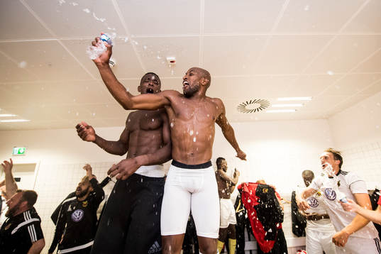 Östersunds Salisu Abdullahi Gero och Fouad Bachirou jublar