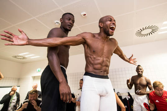 Östersunds Salisu Abdullahi Gero och Fouad Bachirou jublar