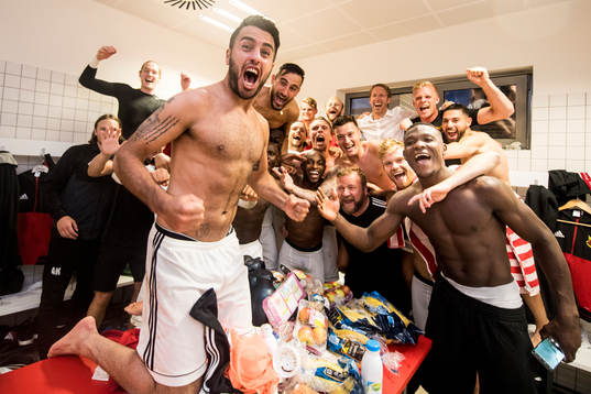Östersunds spelare och ledare jublar i omklädningsrummet
