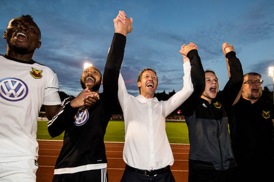 Östersunds tränare Graham Potter (m) jublar