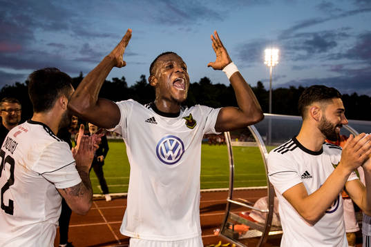 Östersunds Salisu Abdullahi Gero jublar