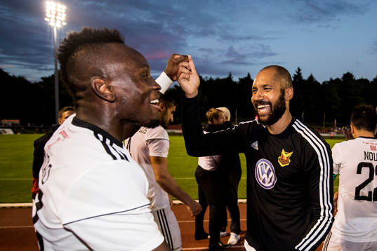 Östersunds Samuel Mensiro och målvakt Aly Keita jublar