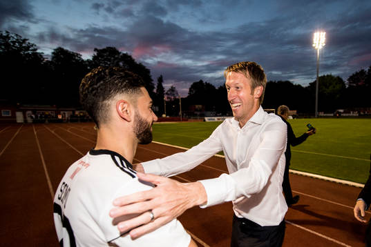 Östersunds tränare Graham Potter jublar med Gabriel Somi