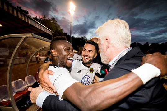 Östersunds Samuel Mensiro och Brwa Nouri jublar