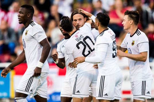 Östersunds spelare jublar med Tom Pettersson som gjort 1-2