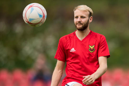 Östersunds Dennis Widgren värmer upp