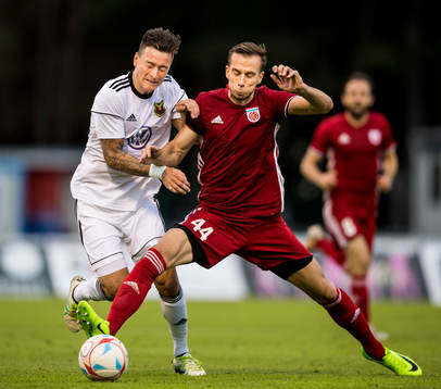 Östersunds Jamie Hopcutt tacklas av Fola Esch Peter